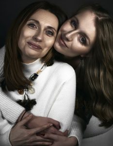 Portret Katarzyny Córak i jej mamy Małgorzaty. Fotografia i postprodukcja: Maksymilian Ławrynowicz.