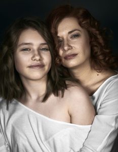 Portret Justyny Kocz i jej córki Amelii. Fotografia i postprodukcja: Maksymilian Ławrynowicz.